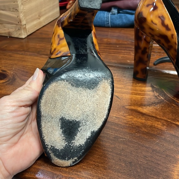 Good condition Gucci patent leather, animal print heels. - Picture 4 of 5